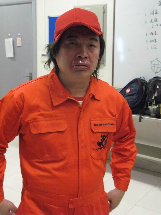 康康客串《爱情公寓2》 巧扮梁朝伟经典角色