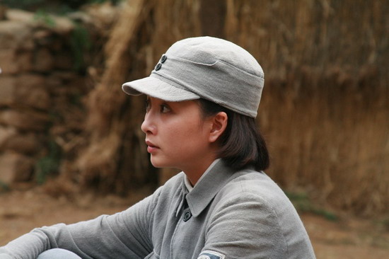 殷桃新浪娱乐讯 当红女星殷桃正在陕西赶拍战争剧集《延安爱情》,忙里