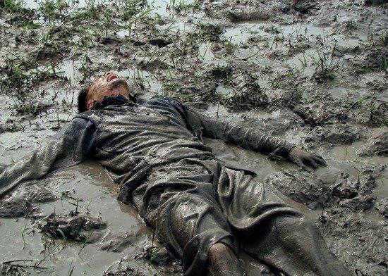 人在泥潭中挣扎的照片图片