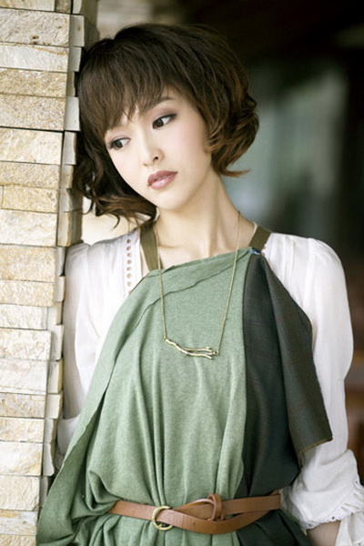 广告风云上海热拍唐嫣演绎职场新贵