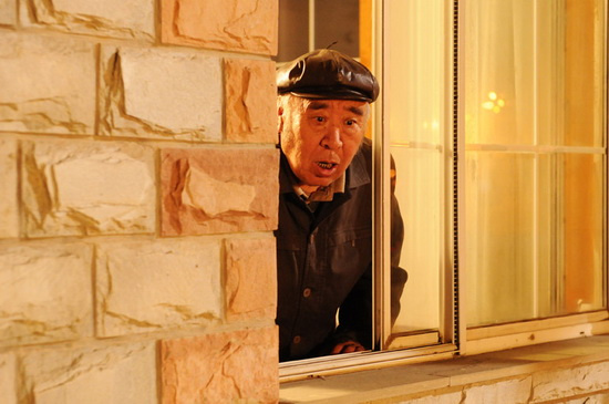 《新时代警察》热拍 老戏骨许忠全片场扮鬼脸