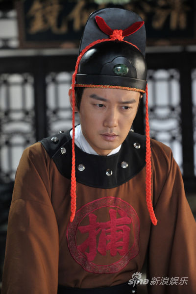 巩峥在剧中饰演武功高强,冷酷英俊的总捕头,因为题材,剧本以及年代的