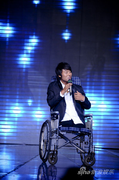 双腿残疾歌手图片