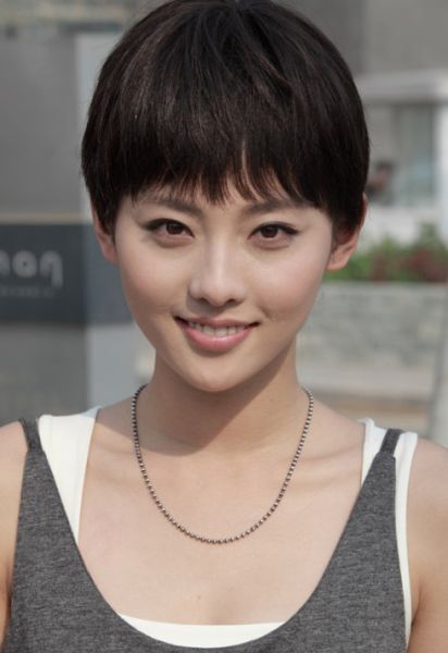 张嘉倪饰演火布丁梁丹妮与张嘉倪在电视剧《离爱》中饰演母女张嘉倪