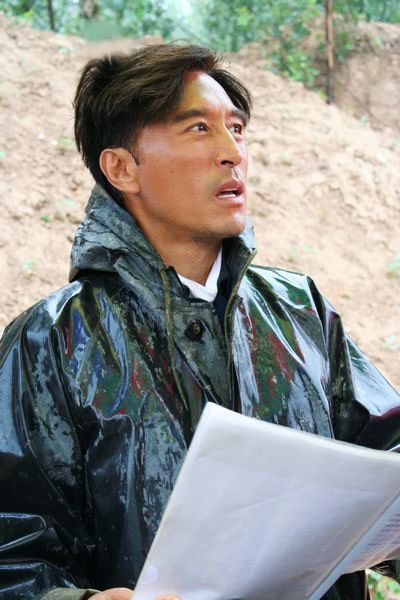 王洛勇化身敬业焦裕禄冒雨趟泥开河道