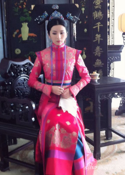 刘庭羽《深宫谍影》红色系定妆照