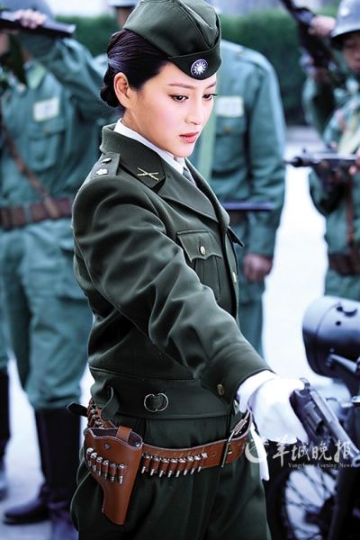 《螳螂》里的甘婷婷多以军装造型亮相