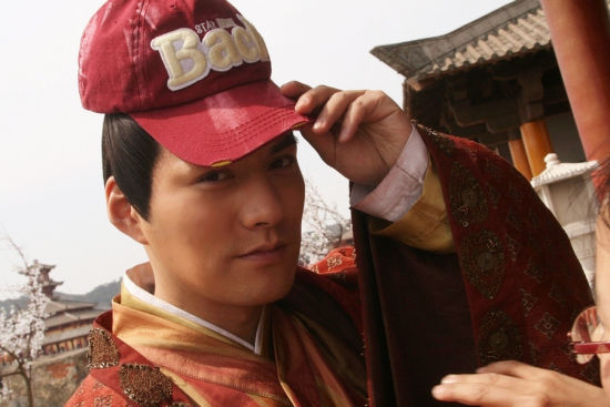 《倾世皇妃》精彩落幕 严宽片场搞怪童真无限