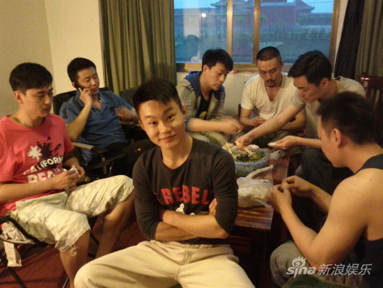 《情仇姐妹》众爷们上演包饺子大赛 章贺获mvp