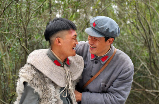 姜寒(左)与于震(右)在剧中是亲