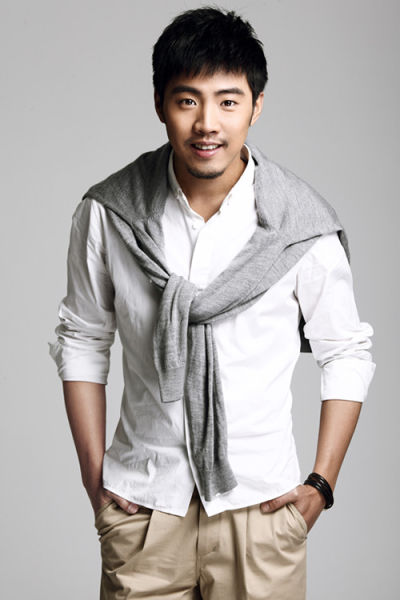 《谎言背后》夏雨杀青盼观众喜欢