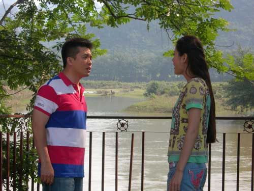 乌云其其格新浪娱乐讯 《龙门村的故事》近日正在桂林热拍,该剧作为