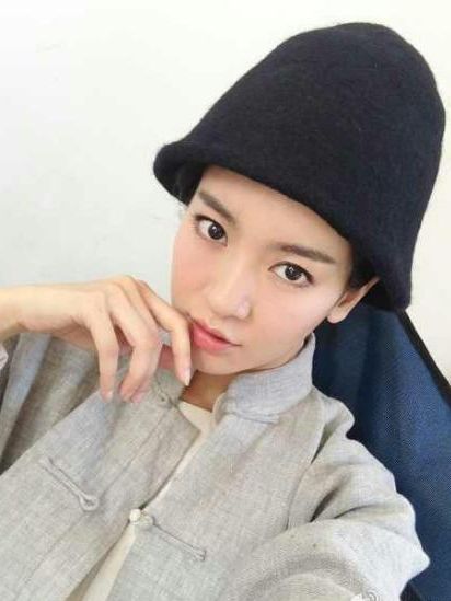 日前,正在剧组拍摄新戏的李晟[微博]一组剧中女扮男装照曝光,片中李晟