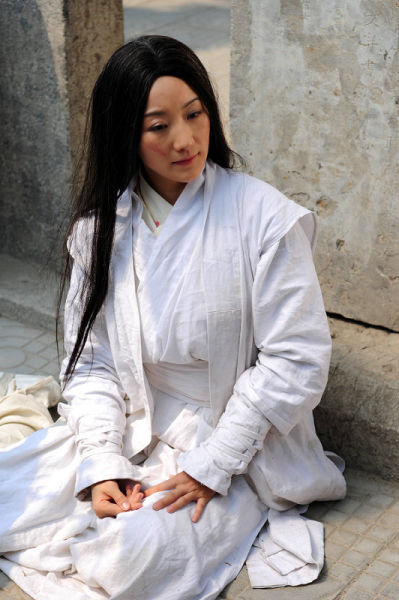 王亚梅少林寺探案白衣造型显优雅