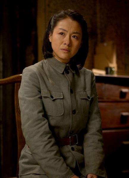 穿越烽火线热播沈傲君穿大小鞋拍戏