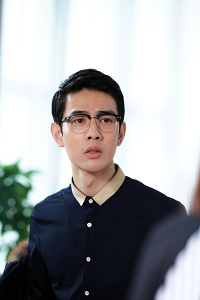 刘成瑞新剧杀青与众女模特激情对戏