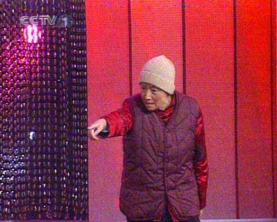 图文:2008央视春晚--宋丹丹表演赢得观众掌声