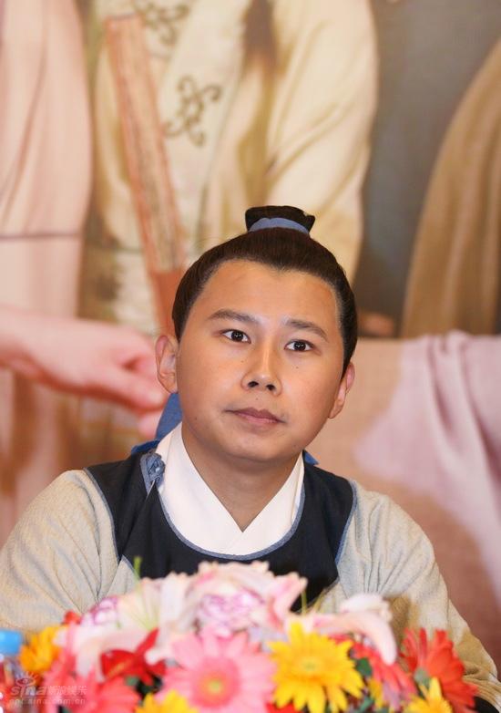 图文万卷楼探班主演何云伟