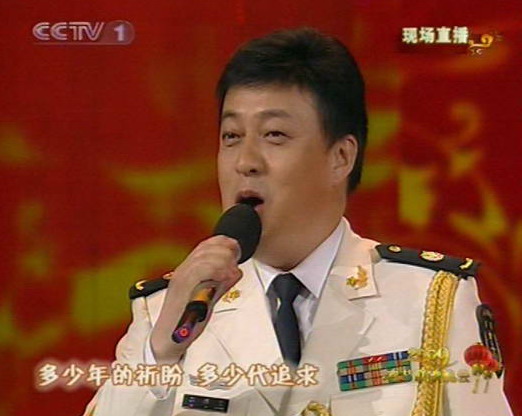 图文2009年央视春晚吕继宏一身军装显威严