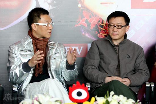 孙红雷(左)与导演姜伟新浪娱乐讯 电视剧《潜伏》4月1日起将在北京