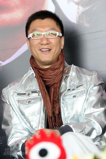 图为孙红雷白色眼镜抢眼.陈莹莹/图孙红雷吧