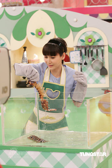 图文:"美女进厨房"录制--amanda s下手抓虾