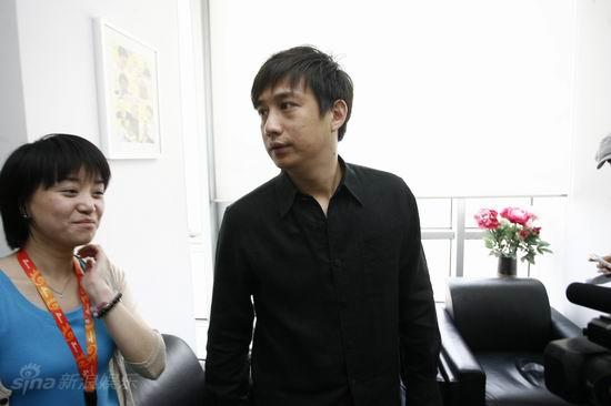 蒋勤勤走进聊天室 黄磊在休息室