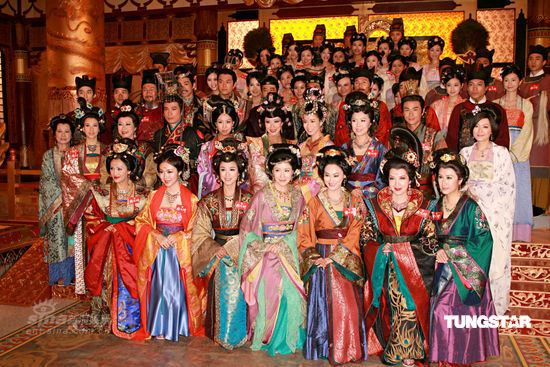 组图:《宫心计》拍片头 佘诗曼郑嘉颖零交流