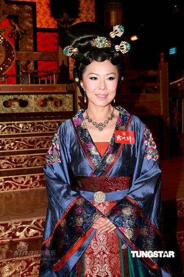 组图:《宫心计》拍片头 佘诗曼郑嘉颖零交流