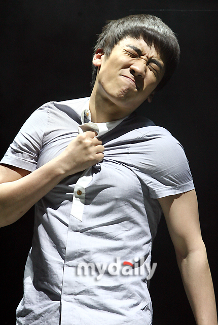 图文:bigbang成员加盟合拍剧-用力撕扯衣领_影音娱乐_新浪网