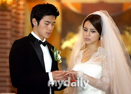 当天拍摄的是金强宇与朴时妍饰演的角色举行婚礼的场景,该剧男主演