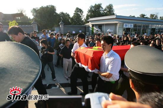 图文罗京追悼会工作人员抬起灵柩