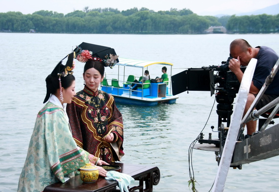 昨日(7月25日),新浪娱乐在北京颐和园探班,目击了曾因"阿信"一角在