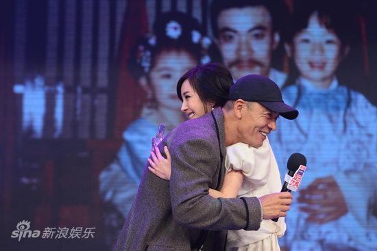 图文:光线娱乐大典启动仪式--杨幂刘威拥抱