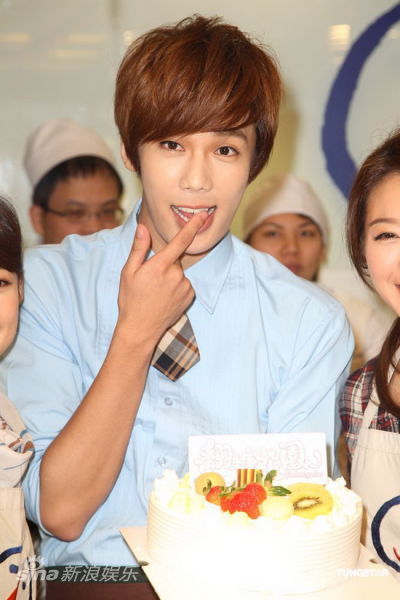 图文翻糖花园宣传朴政珉品尝蛋糕