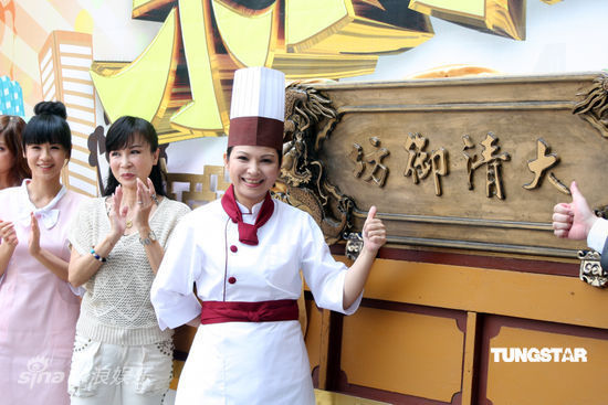 图文东门四少宣传杨贵媚派头十足