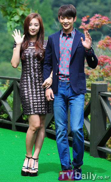 图文:韩剧《美丽》宣传--金智媛与珉豪