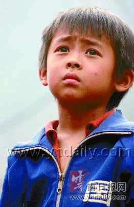 为了孩子《走路上学》记者溜着采访