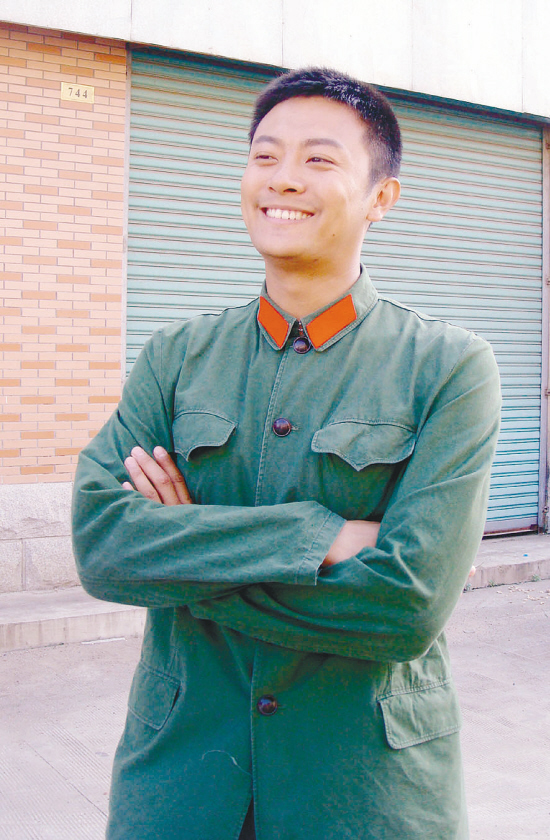 有三大间搭建不久的房子,身着军装的印小天正在饭桌前低眉顺眼地被一