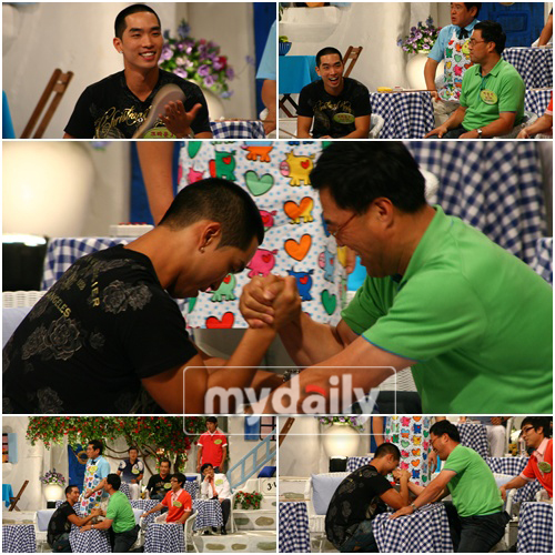 韩国歌手crown j向摔跤选手出身的李万基发出了掰腕子挑战书