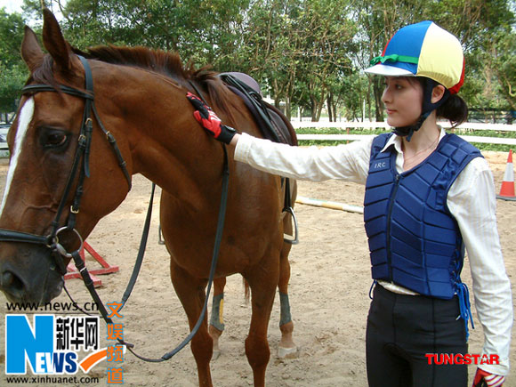 陈慧琳骑马英姿飒爽 为奥运马术献唱深感荣幸
