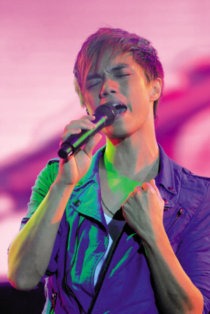 "整蛊王"张敬轩林颐"百变"开唱本报记者易芝娜实习生 张晓亮摄影/魏辉