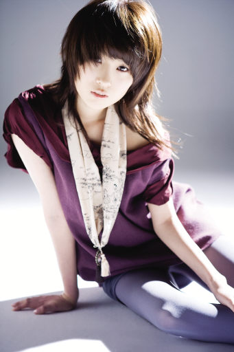 韩国女歌手李秀英图片