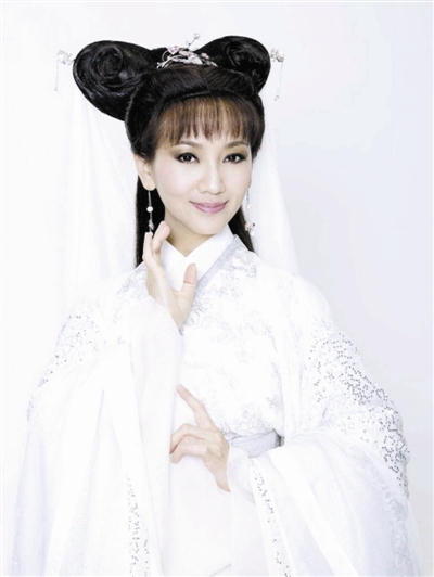 赵雅芝日前为某产品拍摄宣传照,再次以白娘子造型亮相.