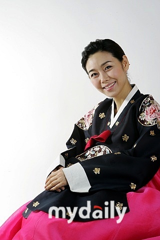 韩国女演员朴谭熙在迎接新年到来之际身穿韩国传统