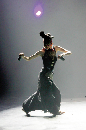 与柔美的"雀之灵"不同,"牛铃舞"充满爆发力本报记