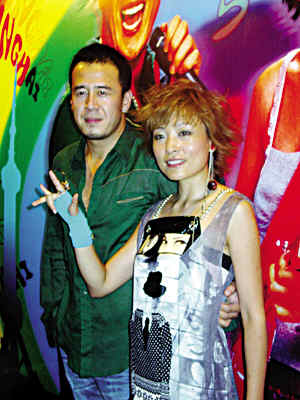 陈琳丈夫双眼红肿当众痛哭