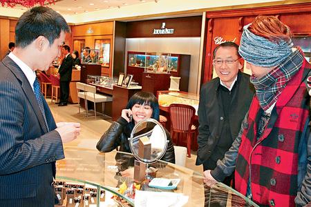 英皇老板杨受成豪气赠阿sa天价钻饰遭婉拒(图)