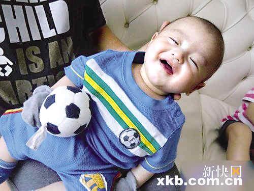 张柏芝日前带同两个儿子lucas及quintus到中环与婆婆拉姑喝茶.