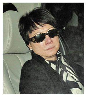 邓光荣太太严珍纳janet伤心欲绝,仍要送丈夫最后一程上一页张国荣生前